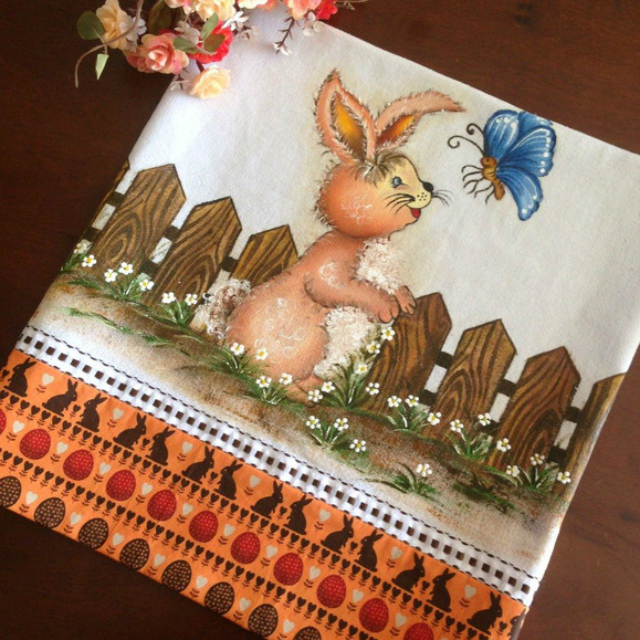 Pintura de coelho e borboleta em pano de prato